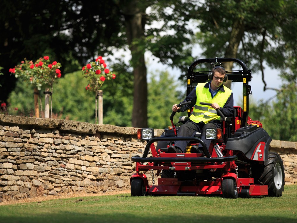 Why Zero-Turn Mowers Are Gaining Popularity Among UK Groundskeepers